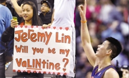 林书豪享NBA明星待遇 美女球迷现场大胆示爱
