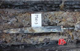 湖南汨罗现古墓群 两千年的剑光亮如新