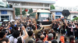 安徽毛坦厂中学考生乘坐28辆大巴车出发赶考