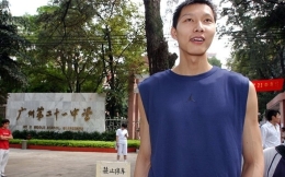 易建联高考趣事 不带笔监考老师要签名