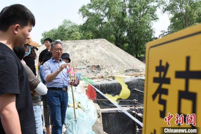 岳洪彬(右一)在講解宋國故城遺址考古情況?！⊥跤?攝