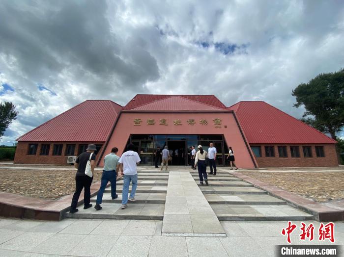 專家學(xué)者參觀查海遺址博物館。　孟令卓 攝