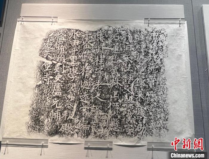 展出的西湖摩崖題刻的拓本。　王題題 攝