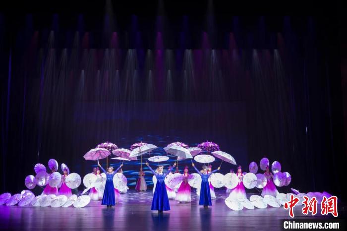 當(dāng)天，在濟(jì)南展演的有《曙光》《雨中狂想·球技》等雜技，《飛花令·傘》《仙豆》等魔術(shù)?！∩綎|省文化和旅游廳供圖