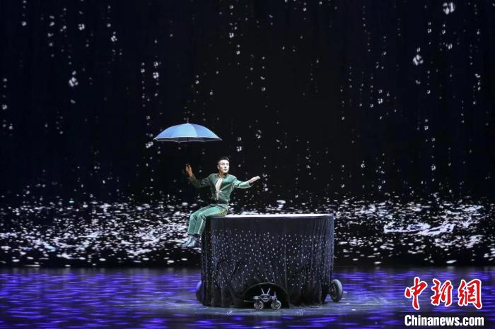 當(dāng)天，在濟(jì)南展演的有《曙光》《雨中狂想·球技》等雜技，《飛花令·傘》《仙豆》等魔術(shù)?！∩綎|省文化和旅游廳供圖