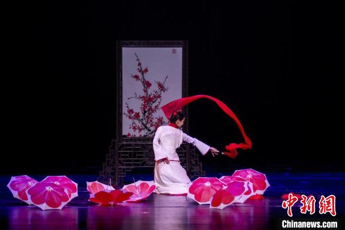 當(dāng)天，在濟(jì)南展演的有《曙光》《雨中狂想·球技》等雜技，《飛花令·傘》《仙豆》等魔術(shù)?！∩綎|省文化和旅游廳供圖