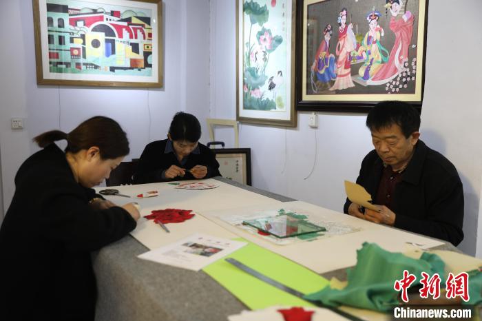 圖為劉憲堂教學(xué)生制作堆繡?！《ㄌ杖诿襟w中心供圖