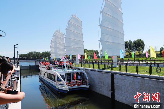 24日上午，京杭大運(yùn)河北京段、河北段聯(lián)合舉行京冀游船通航儀式?！”本┦兴畡?wù)局供圖