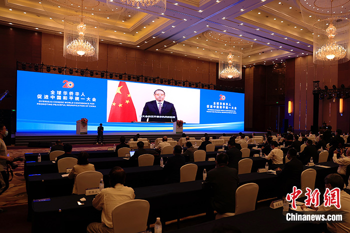 圖為全國政協(xié)副主席、中國和平統(tǒng)一促進(jìn)會副會長鄭建邦在會上發(fā)表視頻講話。 <a target='_blank' href='/'>中新社</a>記者 韓海丹 攝