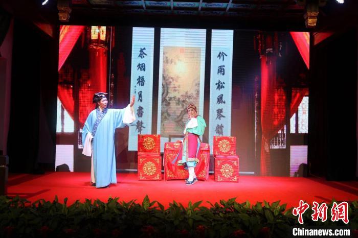 活動期間，江蘇省淮海劇團、連云港市淮海劇團等7個國有淮海劇團將為市民、游客帶來12場演出?！⊥蹶?攝