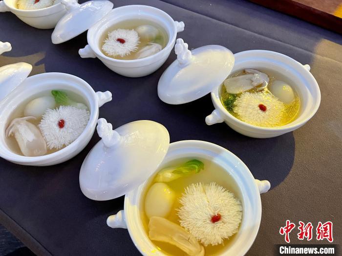 現(xiàn)場展示的運河沿線美食?！⌒焐荷?攝