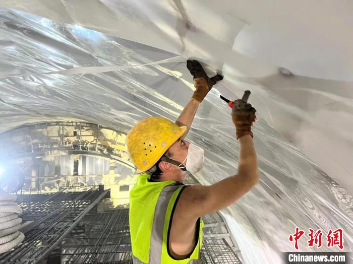 圖為新烏鞘嶺隧道建設(shè)現(xiàn)場。　黃貴彬 攝