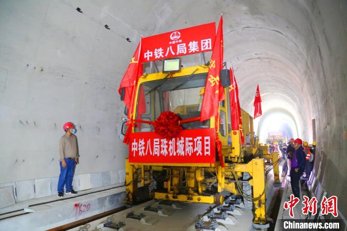 珠機(jī)城際二期首組400米長鋼軌鋪設(shè)成功 孟慶虎 攝 珠機(jī)城際二期首組400米長鋼軌鋪設(shè)成功 孟慶虎 攝