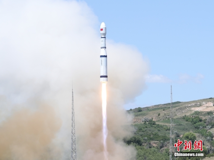 6月20日11時(shí)18分，中國(guó)在太原衛(wèi)星發(fā)射中心使用長(zhǎng)征六號(hào)運(yùn)載火箭，成功將試驗(yàn)二十五號(hào)衛(wèi)星發(fā)射升空，衛(wèi)星順利進(jìn)入預(yù)定軌道，發(fā)射任務(wù)獲得圓滿成功。該衛(wèi)星主要用于開展新型對(duì)地觀測(cè)技術(shù)試驗(yàn)。此次任務(wù)是長(zhǎng)征系列運(yùn)載火箭的第477次飛行。<a target='_blank' href='/'>中新社</a>發(fā) 鄭斌 攝