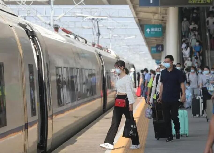 铁路等部门全力保障中秋国庆假期出行高峰