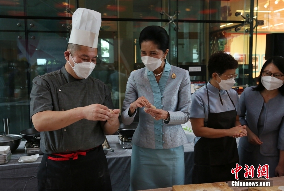 8月9日，泰國總理巴育夫人娜拉蓬（左二）在體驗包餃子。當天，“中國影像節(jié)”展映暨中國文化體驗專場活動在曼谷中國文化中心舉行，娜拉蓬、中國駐泰國大使韓志強及夫人、泰國甘拉雅尼音樂學院近50名師生等參加了活動。 <a target='_blank' href='/'>中新社</a>記者　 王國安攝