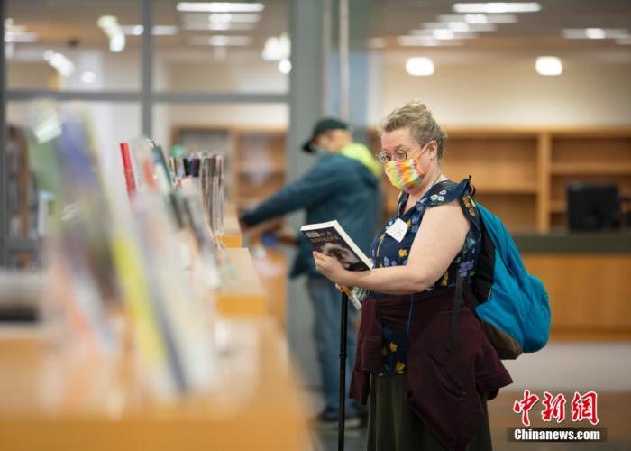 2021年5月3日，讀者在美國加州舊金山公立圖書館總館借閱圖書。<a target='_blank' href='/'>中新社</a>記者 劉關(guān)關(guān) 攝