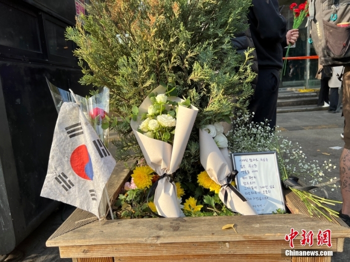 為當(dāng)?shù)貢r(shí)間10月30日，有民眾到事發(fā)地獻(xiàn)花哀悼。 <a target='_blank' href='/'>中新社</a>記者 劉旭 攝