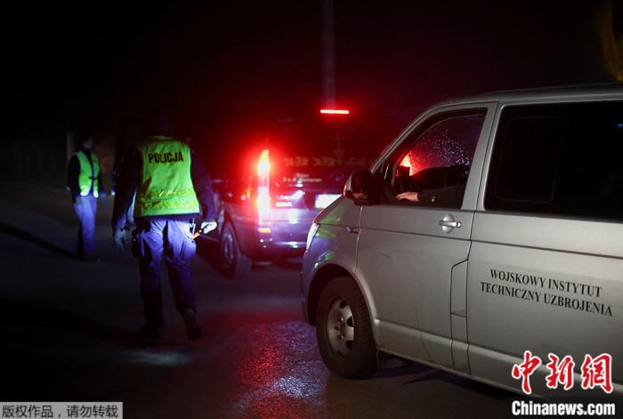 波蘭爆炸發(fā)生后，警車駛過封鎖線。
