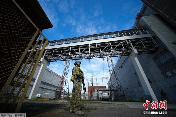 當(dāng)?shù)貢r間5月1日，烏克蘭東南部，一名俄軍人守衛(wèi)扎波羅熱核電站的一個區(qū)域。