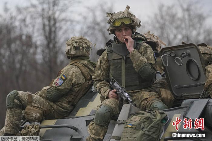 資料圖：頓涅茨克地區(qū)，烏克蘭軍人坐在裝甲運兵車上。
