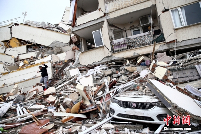 當(dāng)?shù)貢r(shí)間6日，土耳其發(fā)生7.8級(jí)地震，圖為土耳其哈塔伊，倒塌的建筑物與受損車(chē)輛。圖/視覺(jué)中國(guó)