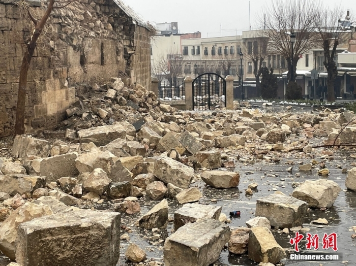 圖為土耳其加濟(jì)安泰普城堡，墻壁在地震中變成一地碎磚。該古堡有數(shù)千年歷史，最早建于公元2至4世紀(jì)的羅馬時(shí)期，當(dāng)時(shí)是一座瞭望塔。圖/視覺(jué)中國(guó)