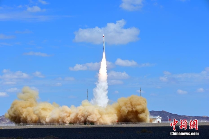 北京時(shí)間8月9日12時(shí)11分，谷神星一號(hào)遙三運(yùn)載火箭在酒泉衛(wèi)星發(fā)射中心成功發(fā)射升空，將搭載的泰景一號(hào)01/02星和東海一號(hào)衛(wèi)星共3顆衛(wèi)星順利送入預(yù)定軌道，發(fā)射任務(wù)獲得圓滿成功。汪江波 攝