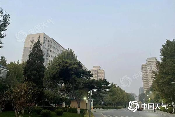 北京今晨有輕霧。(圖/中國(guó)天氣網(wǎng) 王曉)