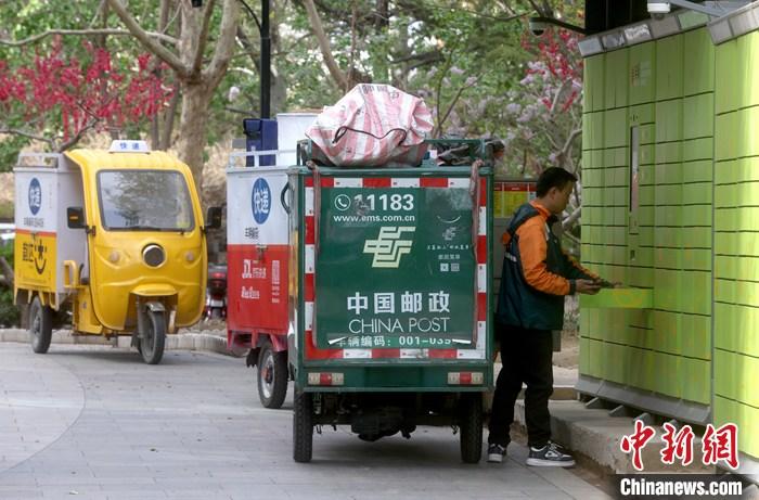 資料圖：北京快遞員在社區(qū)派送快遞。 <a target='_blank' href='/'>中新社</a>記者 張宇 攝