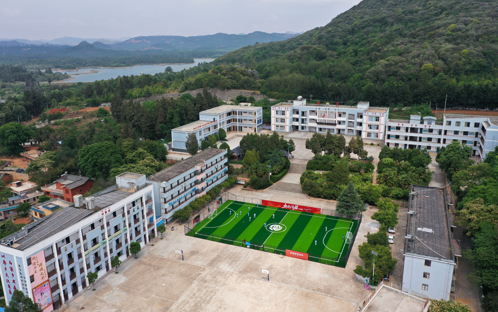 修建在云南石林的全國首座“玫瑰夢(mèng)想球場(chǎng)”