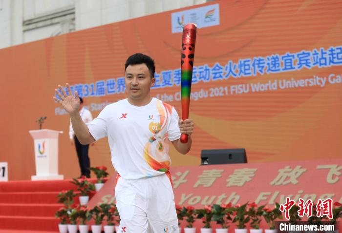 第1棒火炬手、體操奧運(yùn)冠軍馮喆高擎火炬?！⊥趵?攝