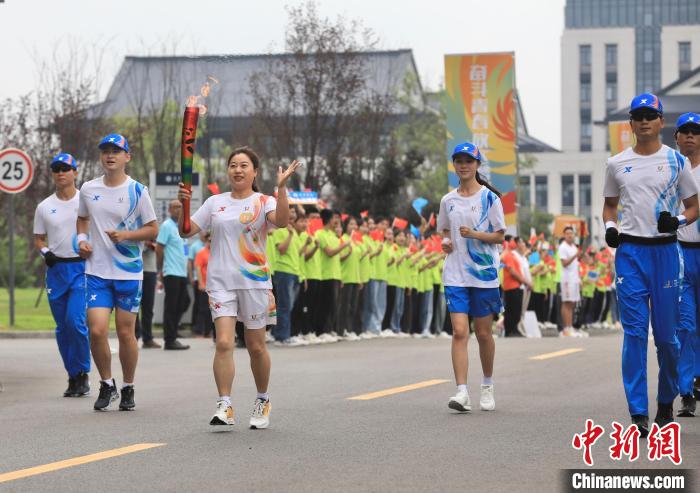 火炬?zhèn)鬟f在宜賓學(xué)院校園內(nèi)進(jìn)行。　王磊 攝