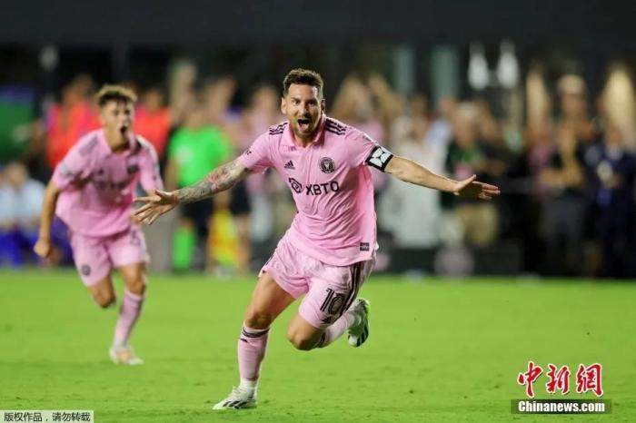 資料圖：北京時間7月22日，北美聯(lián)盟杯，35歲的阿根廷“球王”梅西替補(bǔ)登場迎來加入邁阿密國際隊(duì)首秀，讀秒階段梅西任意球絕殺。圖為梅西慶祝進(jìn)球。