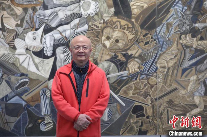 圖為曹力與展出的藝術作品合影?！■暮陚?攝