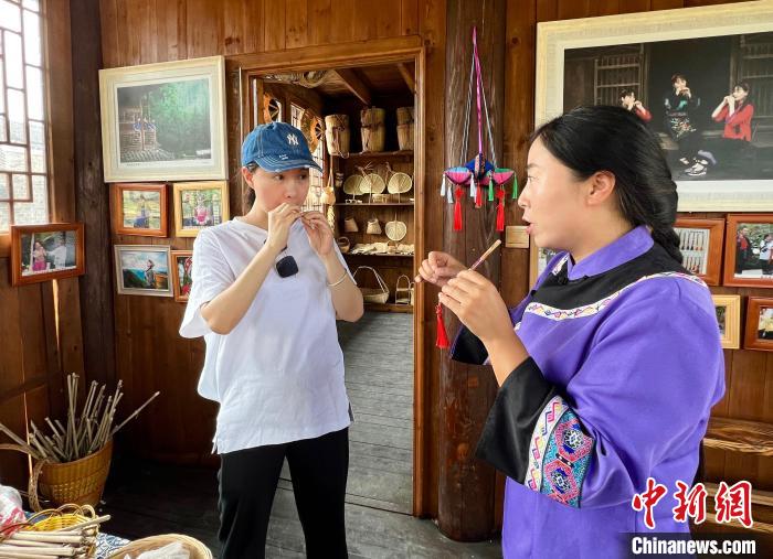雷佳在湖南湘西采風(fēng) 中央歌劇院供圖 雷佳在湖南湘西采風(fēng) 中央歌劇院供圖