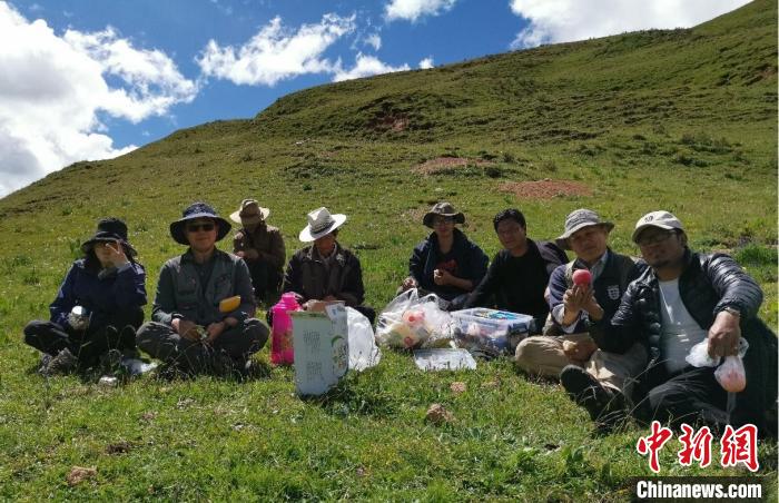 科研團(tuán)隊(duì)在熱魯盆地工作合影?！≈锌圃呵嗖馗咴?供圖