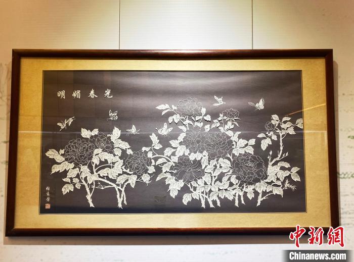 國家級非物質(zhì)文化遺產(chǎn)揚州剪紙傳承人張秀芳的剪紙作品《明媚春光》?！〈藜衙?攝