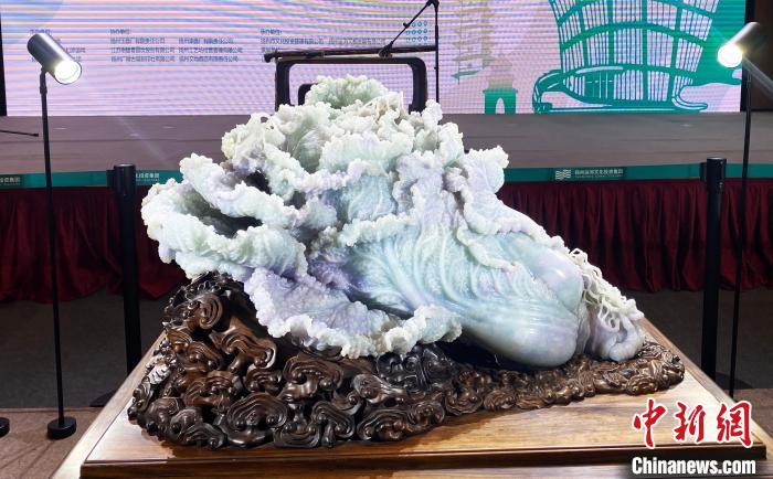 翡翠《螳螂白菜》，整件作品構(gòu)思巧妙，色彩艷麗，生機盎然，體現(xiàn)出溫馨而恬然的田園神韻。　崔佳明 攝