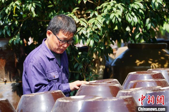 圖為蔣太華正在檢查產(chǎn)品質(zhì)量?！№f國政 攝