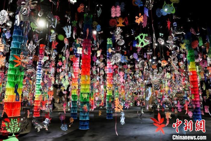 陳粉丸《剪紙宇宙》 北京時(shí)代美術(shù)館供圖 陳粉丸《剪紙宇宙》 北京時(shí)代美術(shù)館供圖