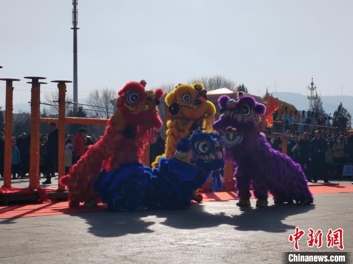 紅、黃、藍(lán)、紫4只顏色各異的“醒獅”，忽閃著眼睛，躍動著身軀?！「哂昵?攝