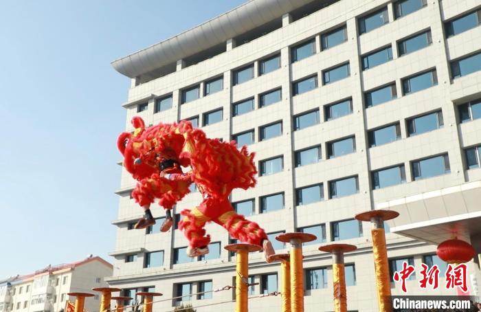 “醒獅”在梅花樁上完成跳躍動作?！∠蛏?攝