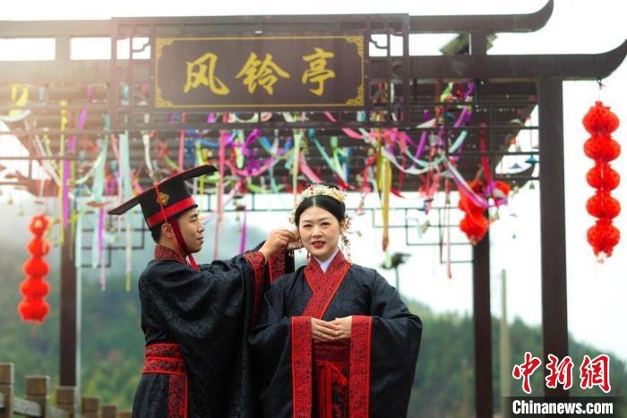 閩北舉辦婚俗文化節(jié)32對(duì)新人著漢服迎親巡游