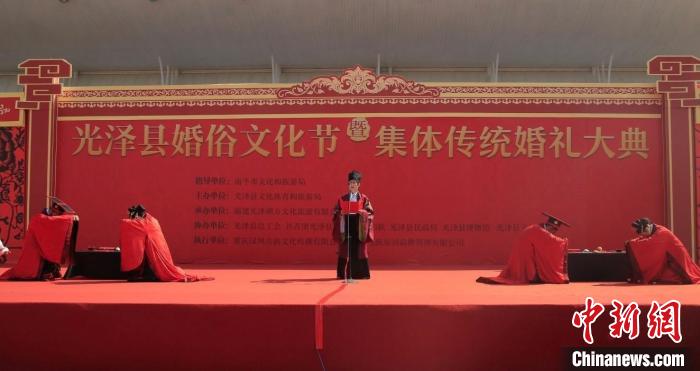 　新人入席，古有男女七歲坐不同席，食不共器，今天新婿新婦將同室而居，同餐而食，行