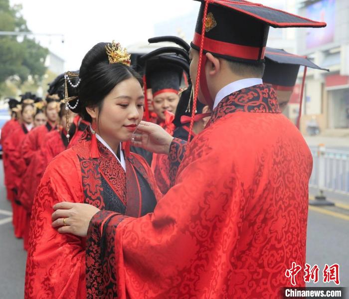 新人準(zhǔn)備結(jié)發(fā)禮?！≈鬓k方供圖