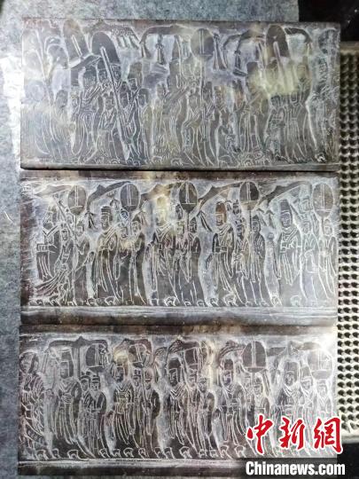 圖為辛明芳篆刻的《帝后禮佛圖》?！⊥跤?攝