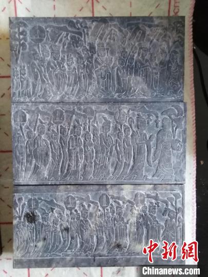 圖為辛明芳篆刻的《帝后禮佛圖》?！⊥跤?攝