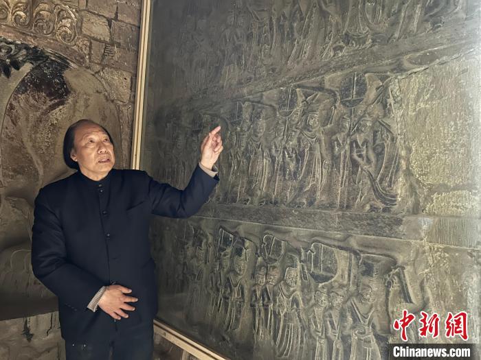 圖為辛明芳在石窟寺中介紹《帝后禮佛圖》浮雕?！⊥跤?攝