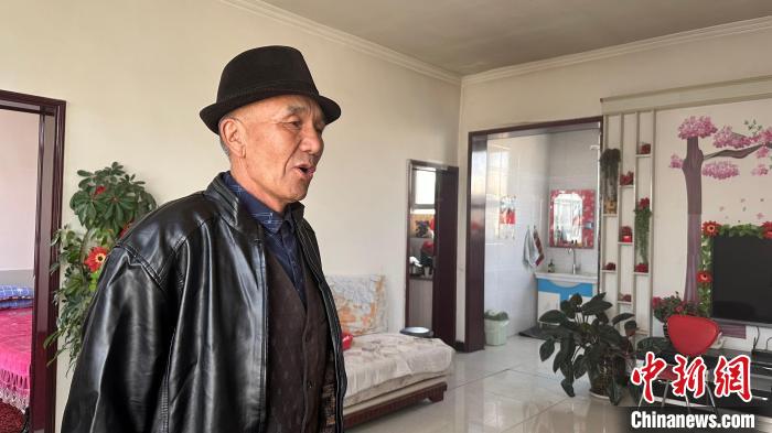 馬生龍在朋友家開心的唱起“新疆花兒” 左丹丹 攝